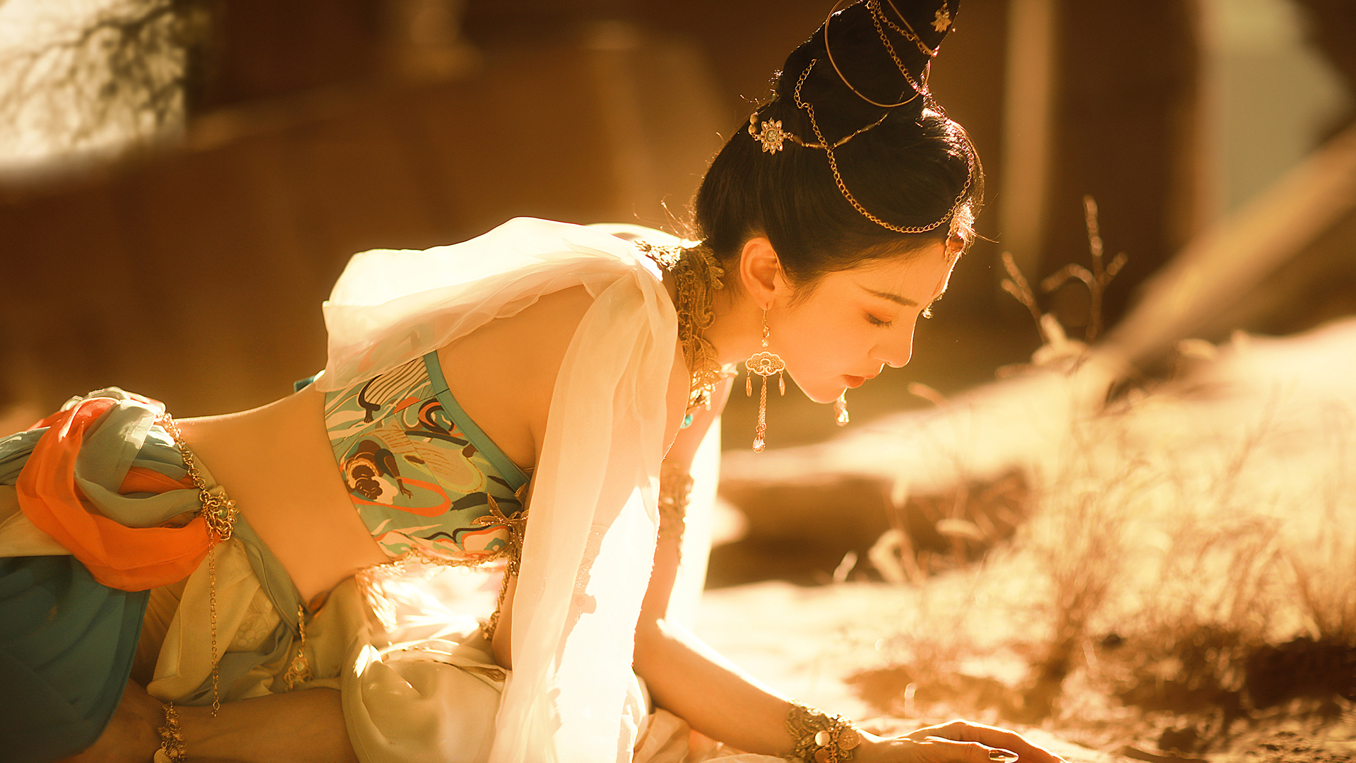 ['鸿音 敦煌 舞蹈 沙子 阳光 4K高清美女壁纸 侧脸 养眼身材']
