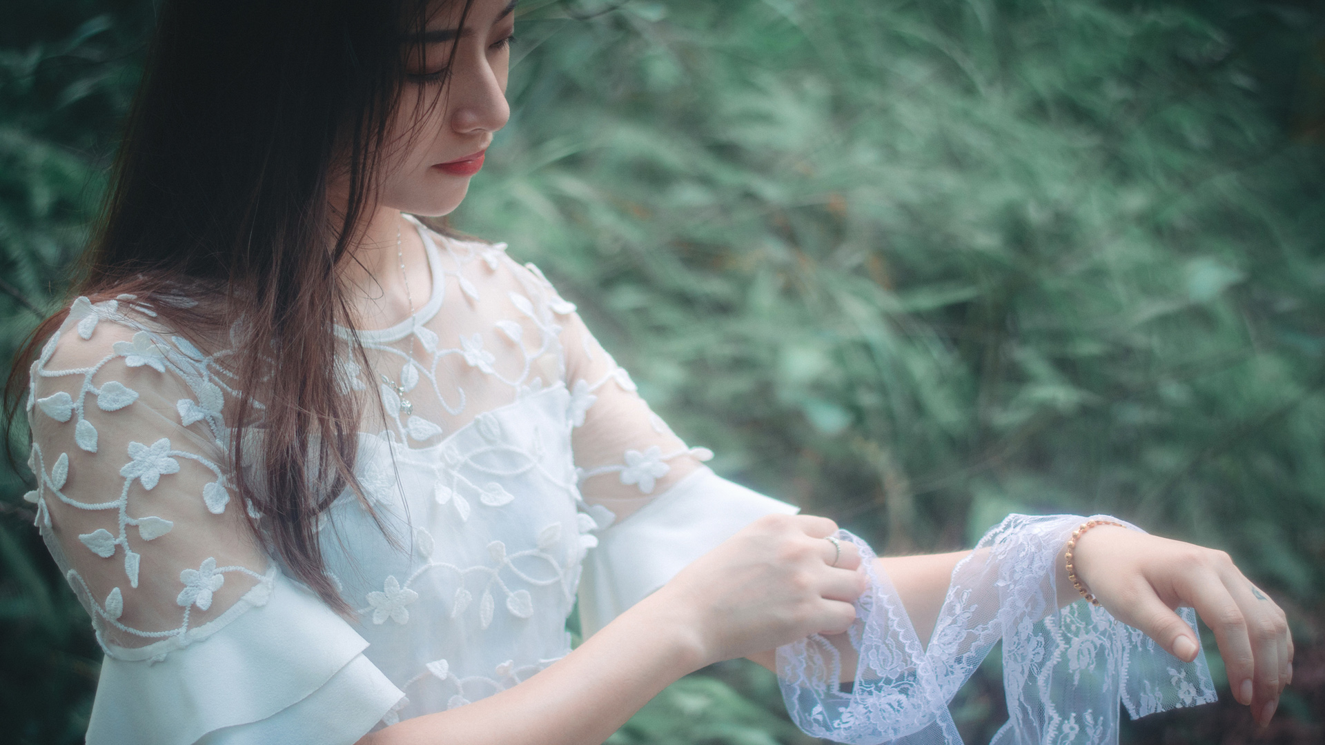 ['白色婚纱 美女 唯美摄影 婚纱写真 桌面壁纸']