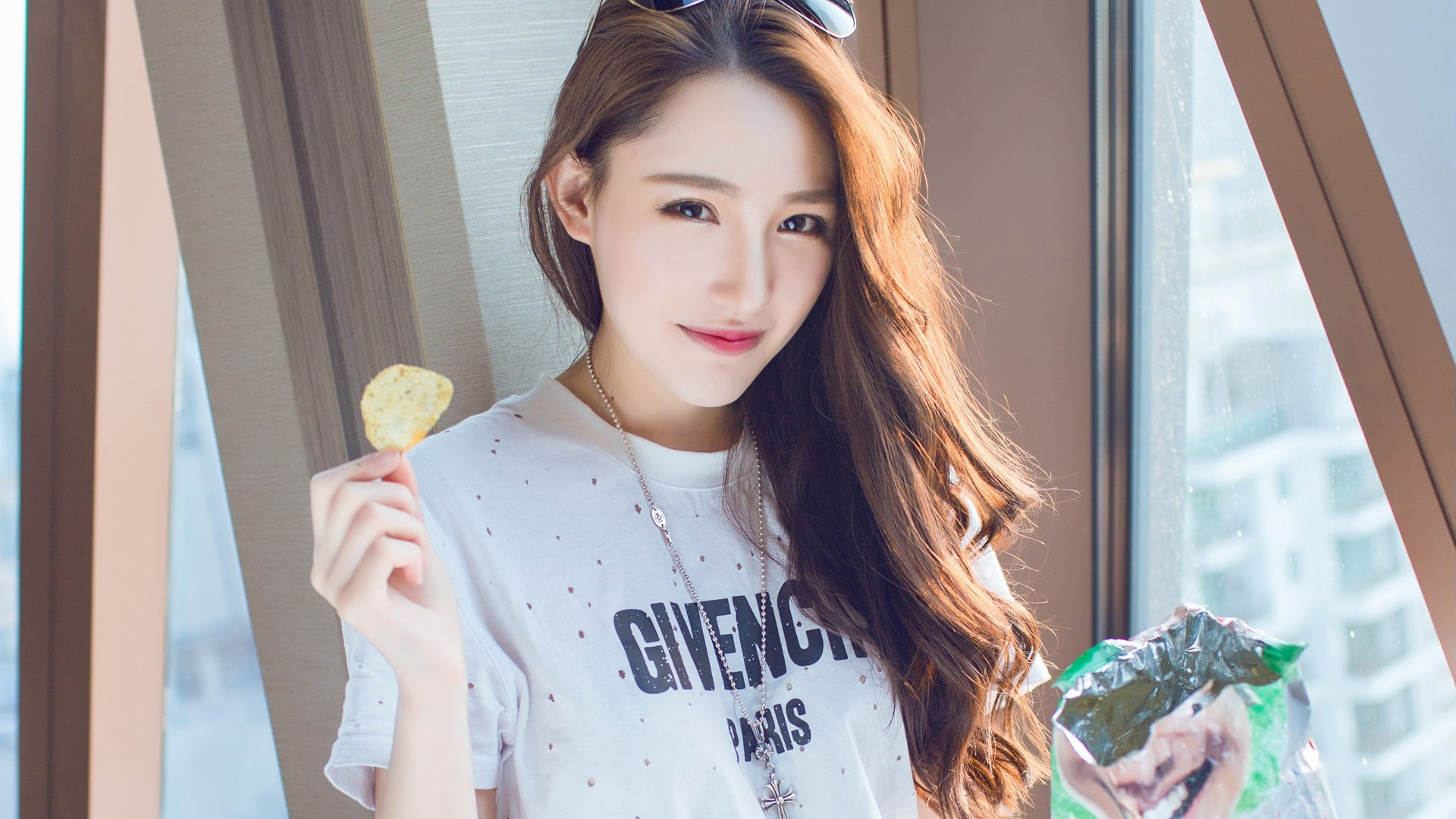['刘奕宁Lynn 休闲食品薯片女神写真集 4K桌面手机壁纸合集']