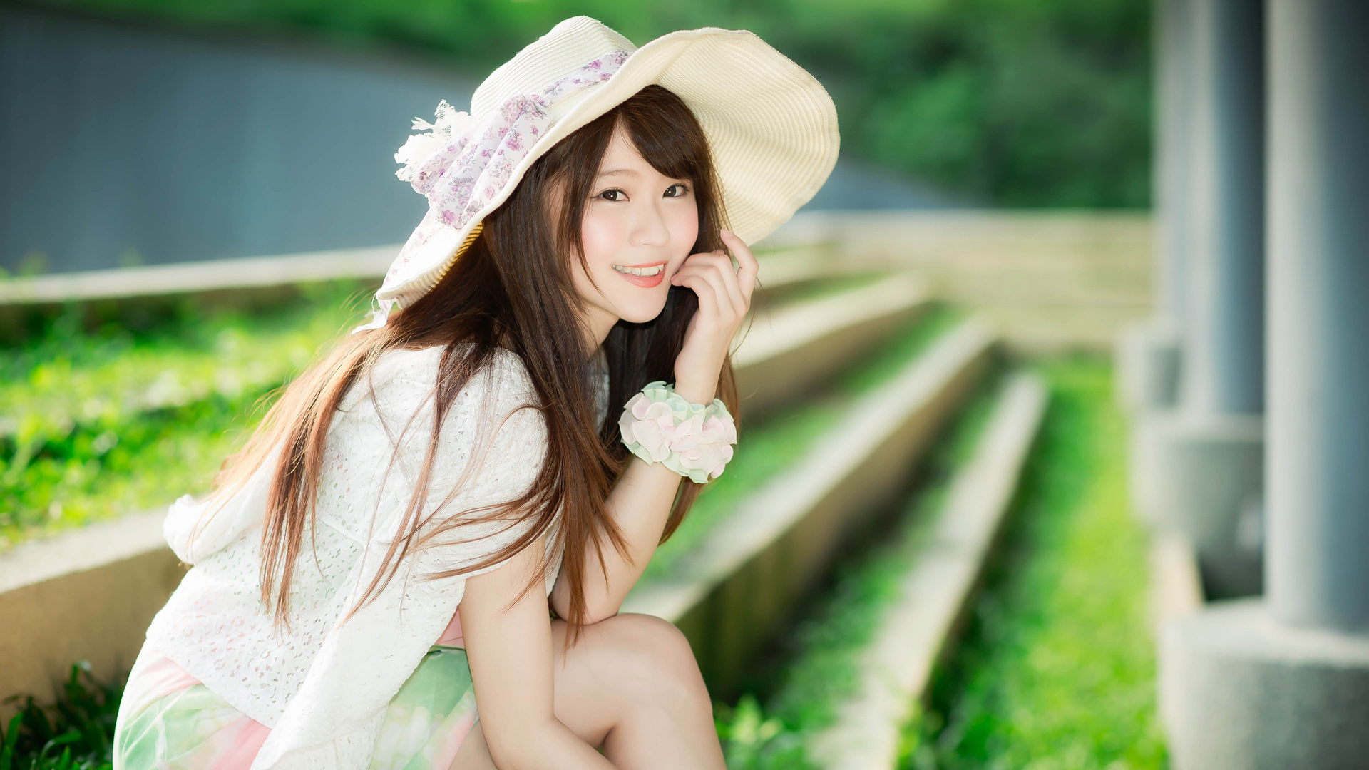 ['夏日甜美可爱美女戴帽高清桌面壁纸']