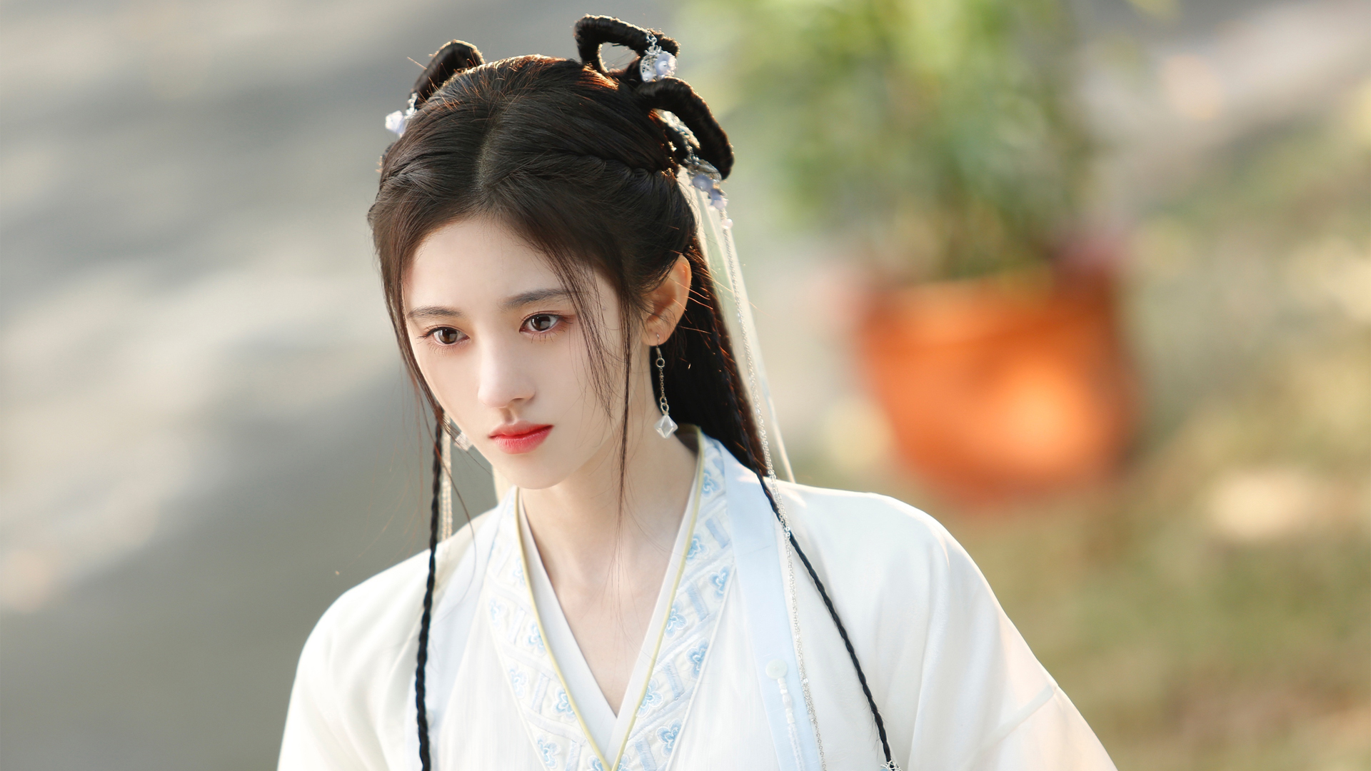 ['鞠婧祎 《月鳞绮纪》古装壁纸 含白发狐耳黑衣暗黑风高清造型']