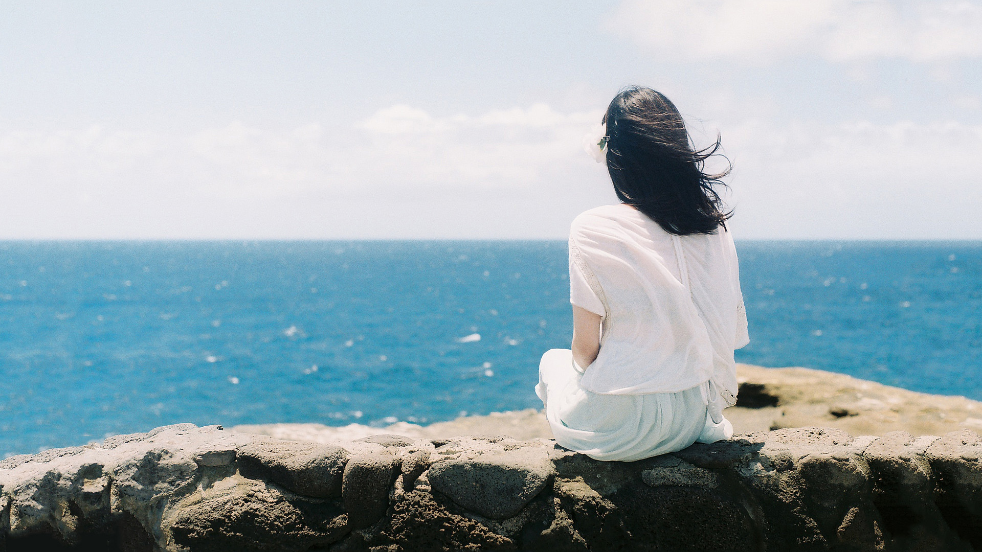 ['美女背影 清新海边 森女夏日 高清桌面壁纸']