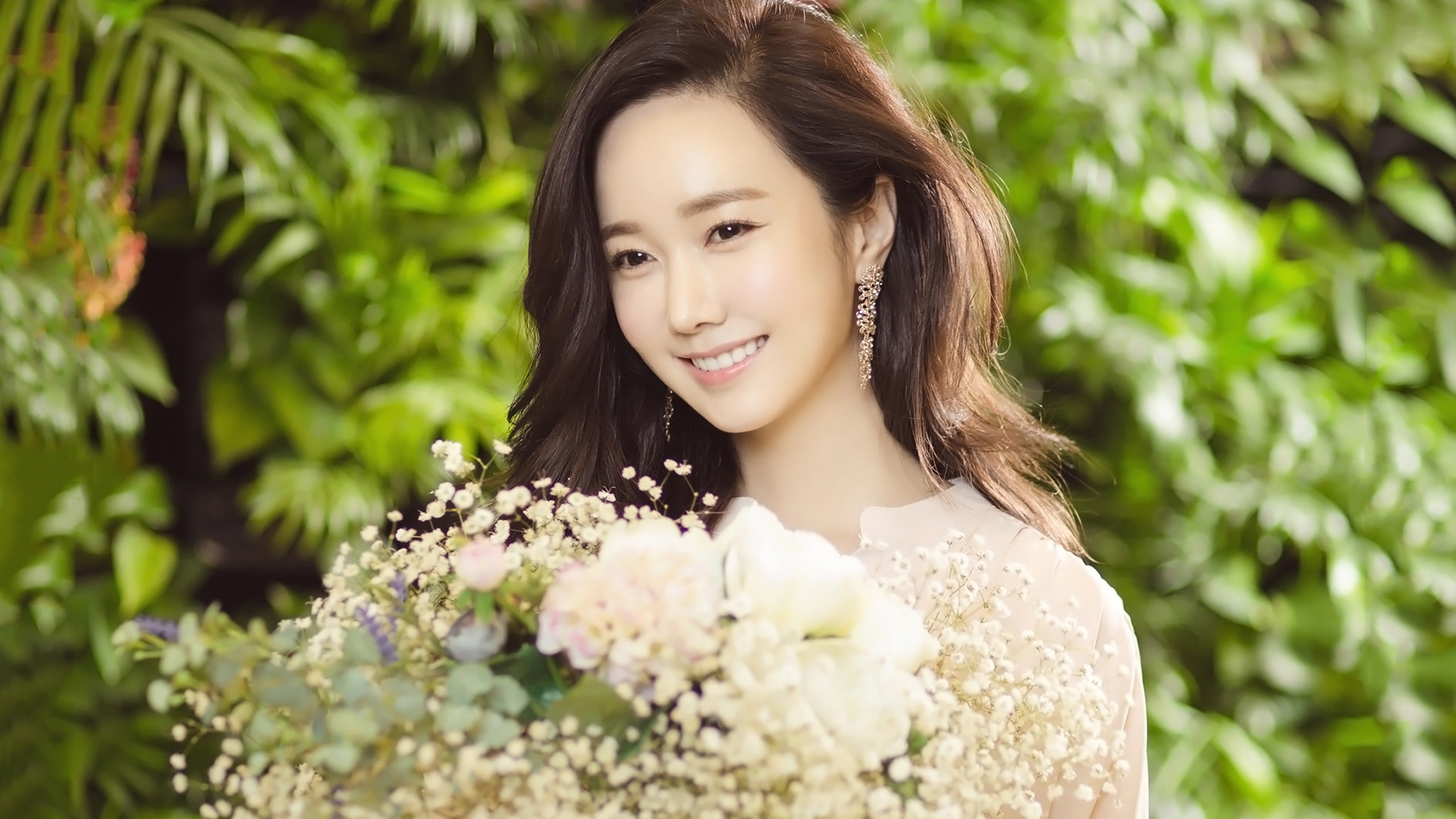 ['金敏瑞 美女写真 气质 鲜花 绿色植物背景 壁纸']