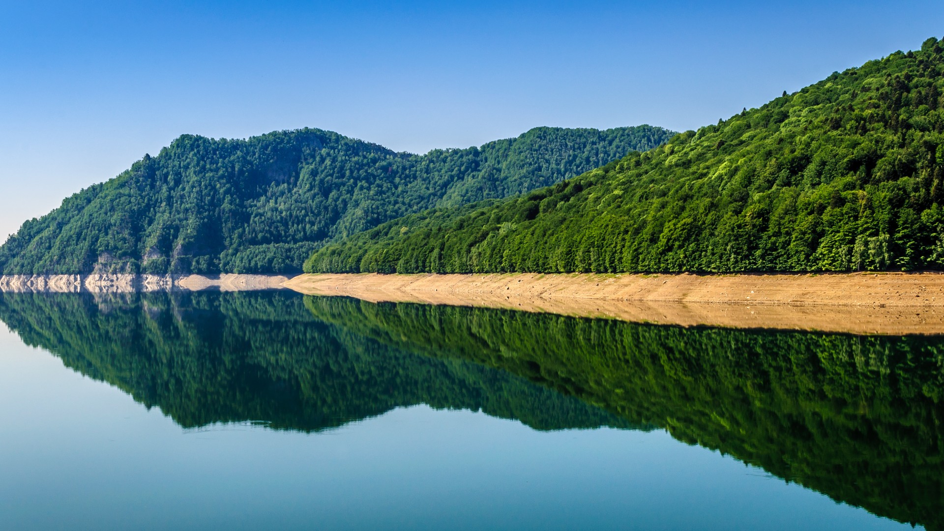 ['罗马尼亚弗格拉什山脉湖水倒影高清自然风景4K壁纸']