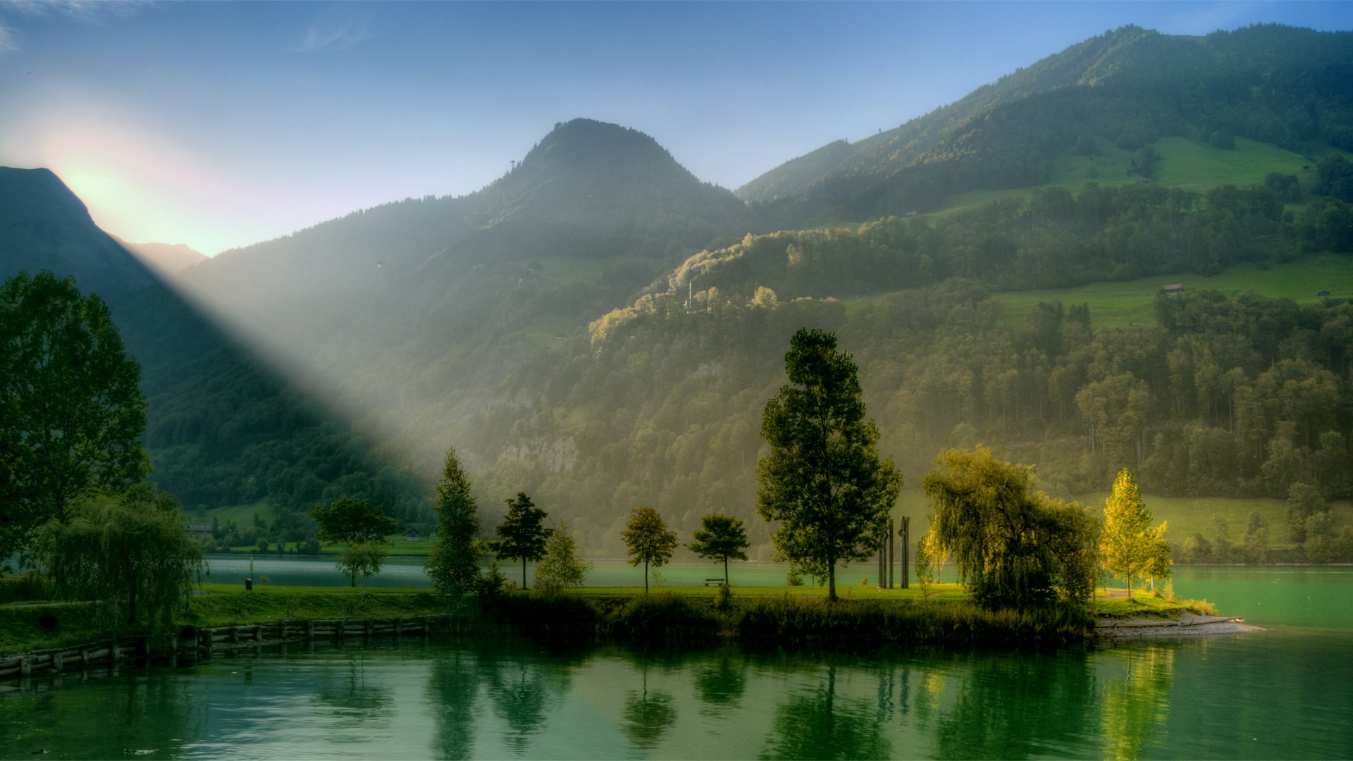 ['小山 树木 绿色 河水 大自然风景 桌面壁纸']