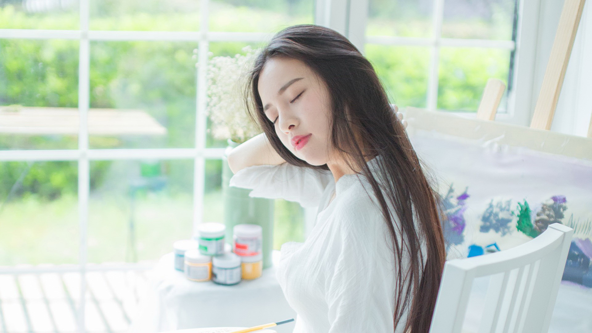 ['长发美女闭眼清新唯美高清桌面壁纸']