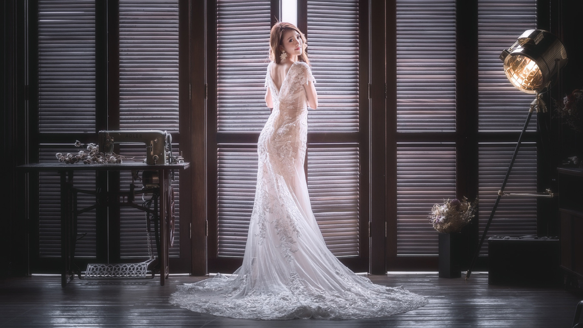 ['白色婚纱 美女背影 唯美摄影 高清壁纸']