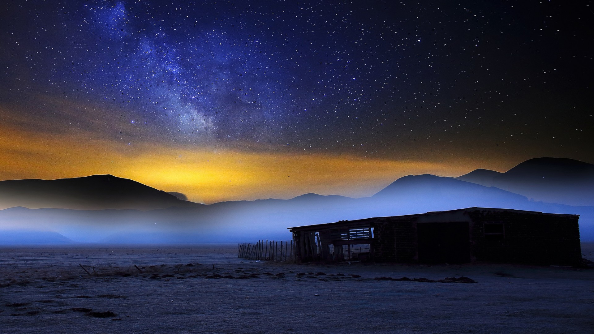 ['山 银河系 星空 夜晚 谷仓 自然风景桌面壁纸']