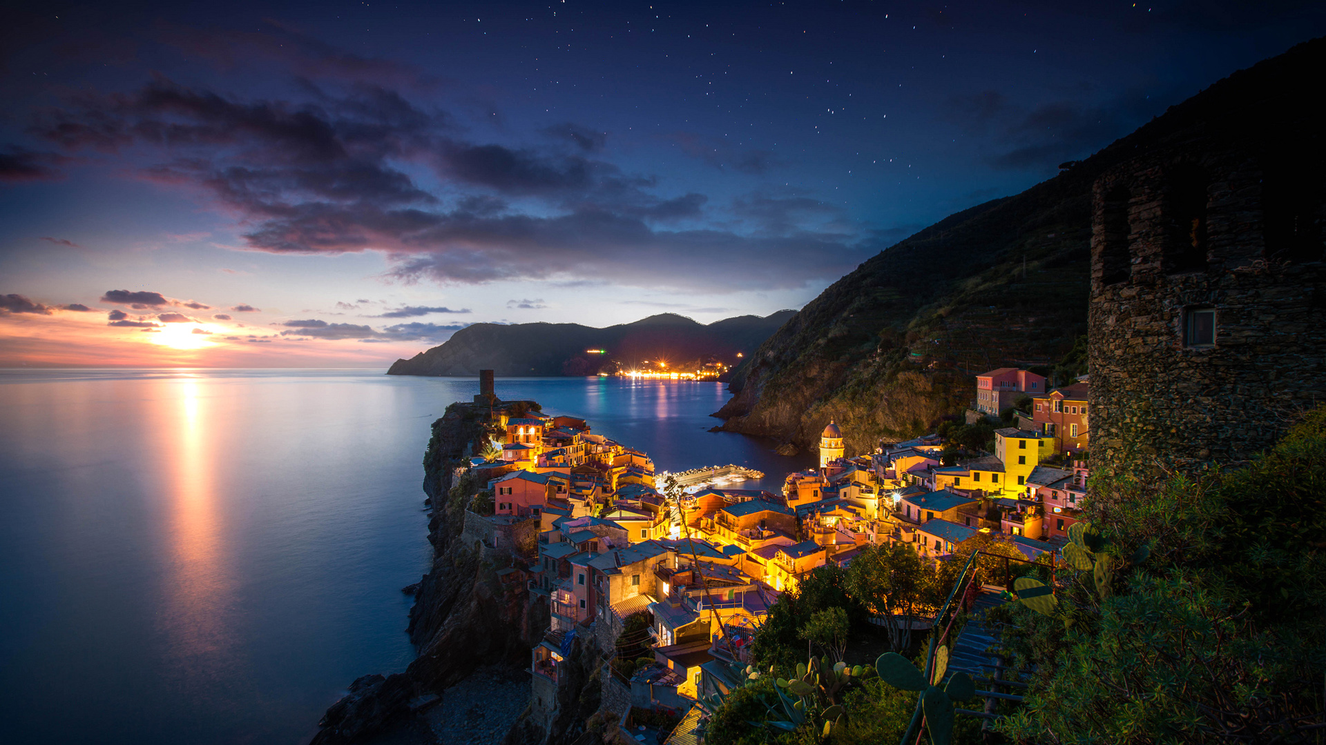 ['意大利韦尔纳扎夜晚海景 星空灯光 岩石房屋高清风景壁纸']