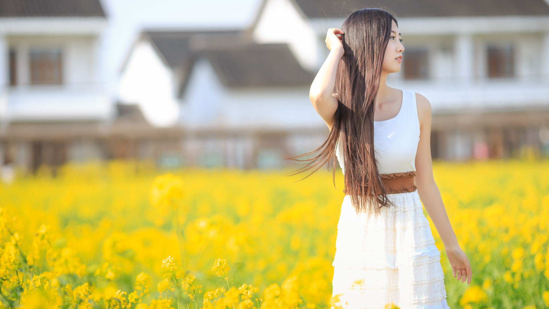 ['长发 侧脸 白色裙子 花海 清纯 美女壁纸']