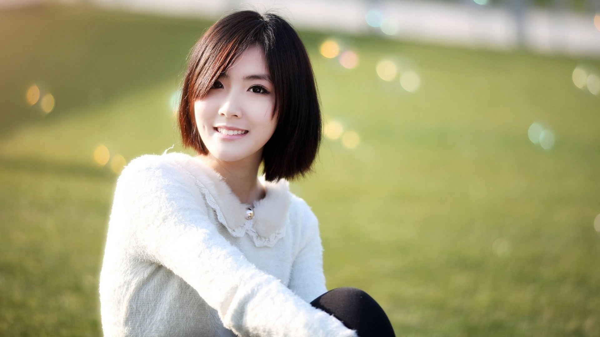 ['清纯短发美女微笑电脑桌面壁纸']